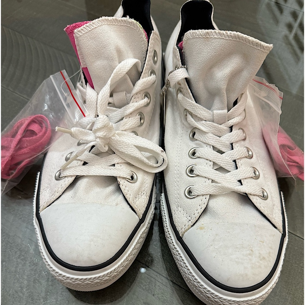 Converse New with tags men or women’s white